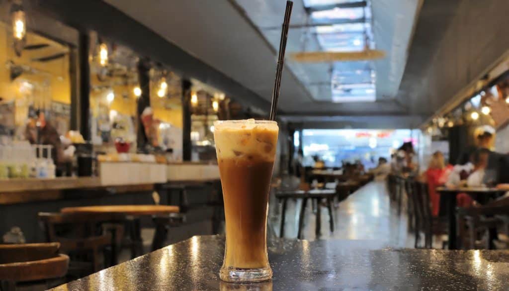 Un Lungo freddo dans un restaurent café bondé