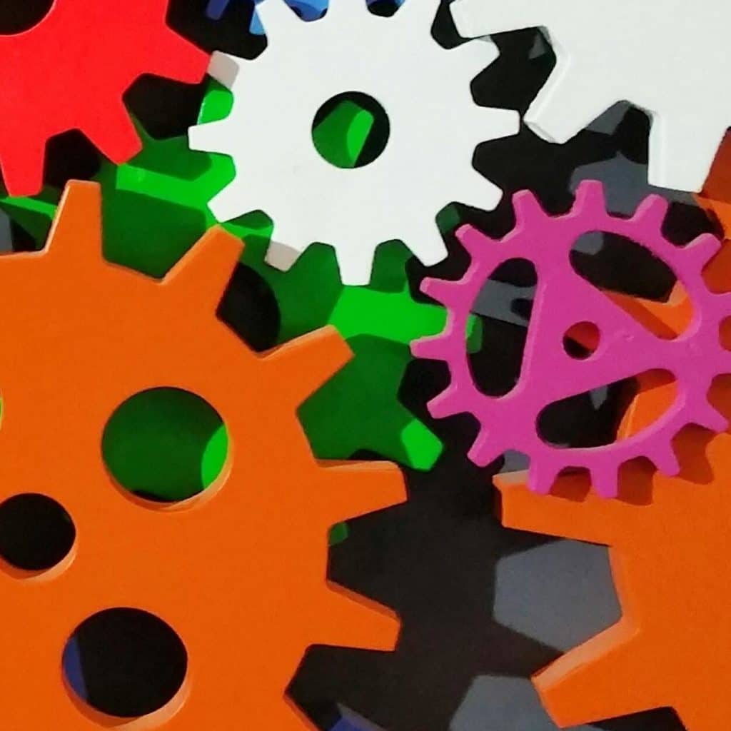 Des rouages multicolores sur un fond noir