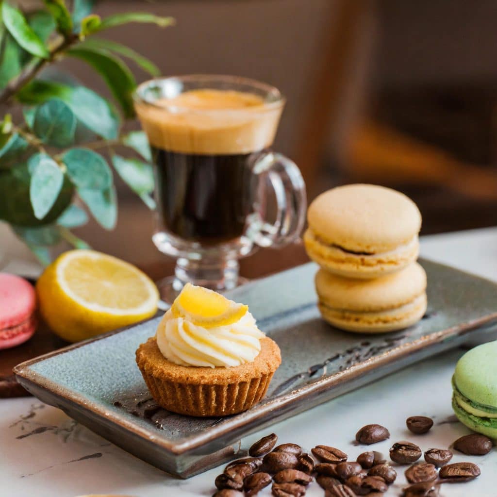 Café gourmand avec des macarons et une tartelette au citron revisitée
