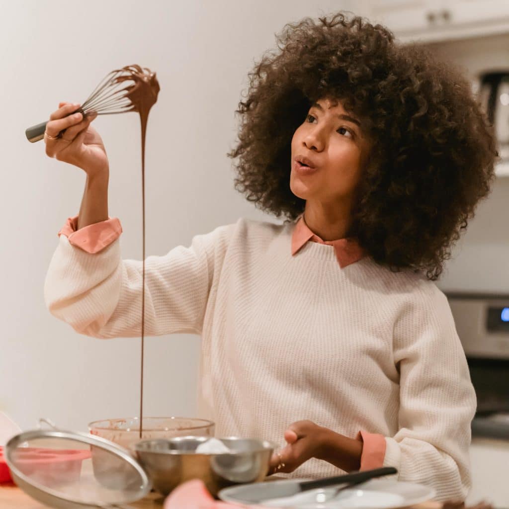 Une femme qui est créative dans sa cuisine