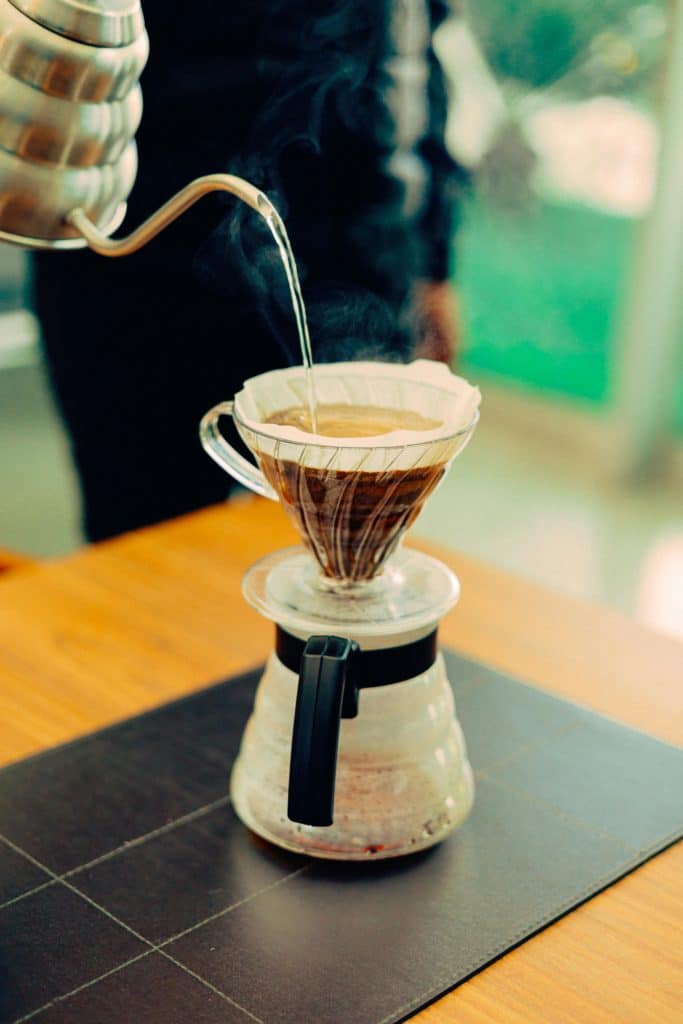 Une personne se prépare un café avec la technique du Pour-Over