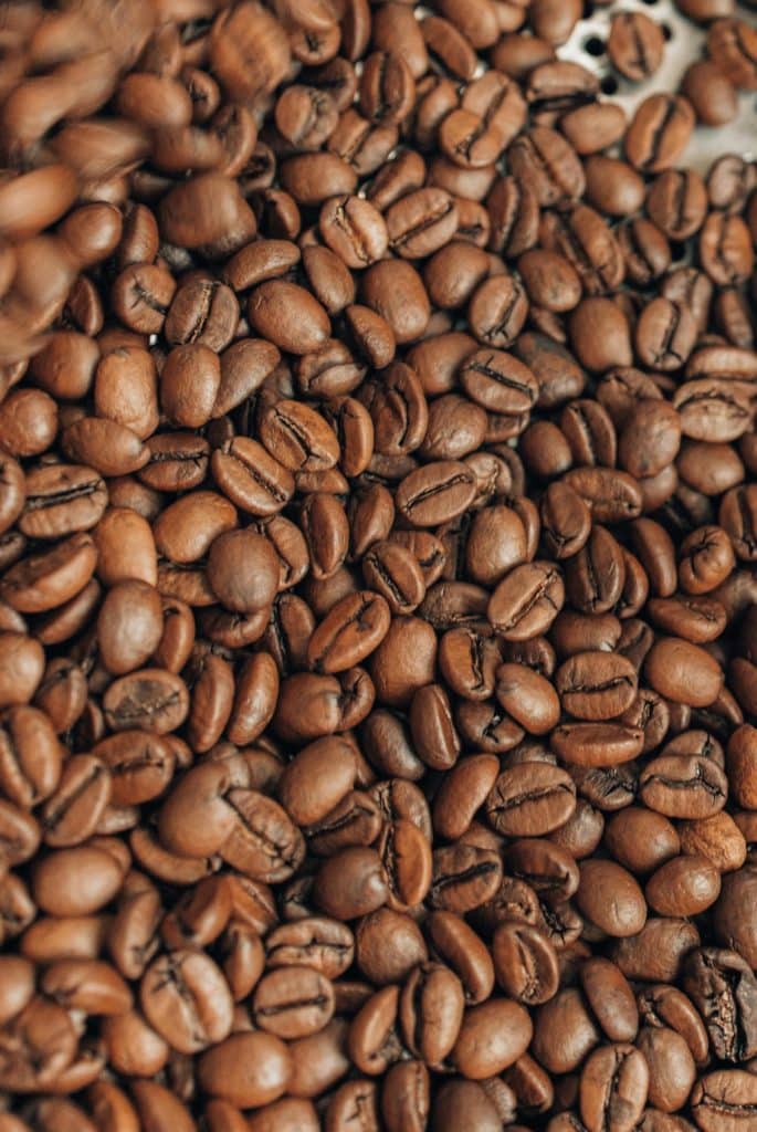 Plein de grains de caffés torréfiés