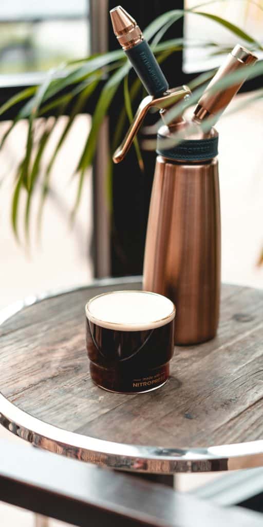 un café nitro avec un pressuriseur
