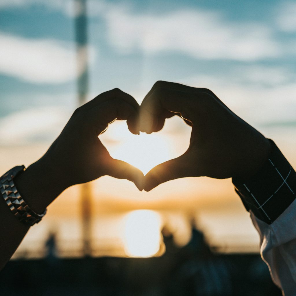 Un coeur formé avec les mains