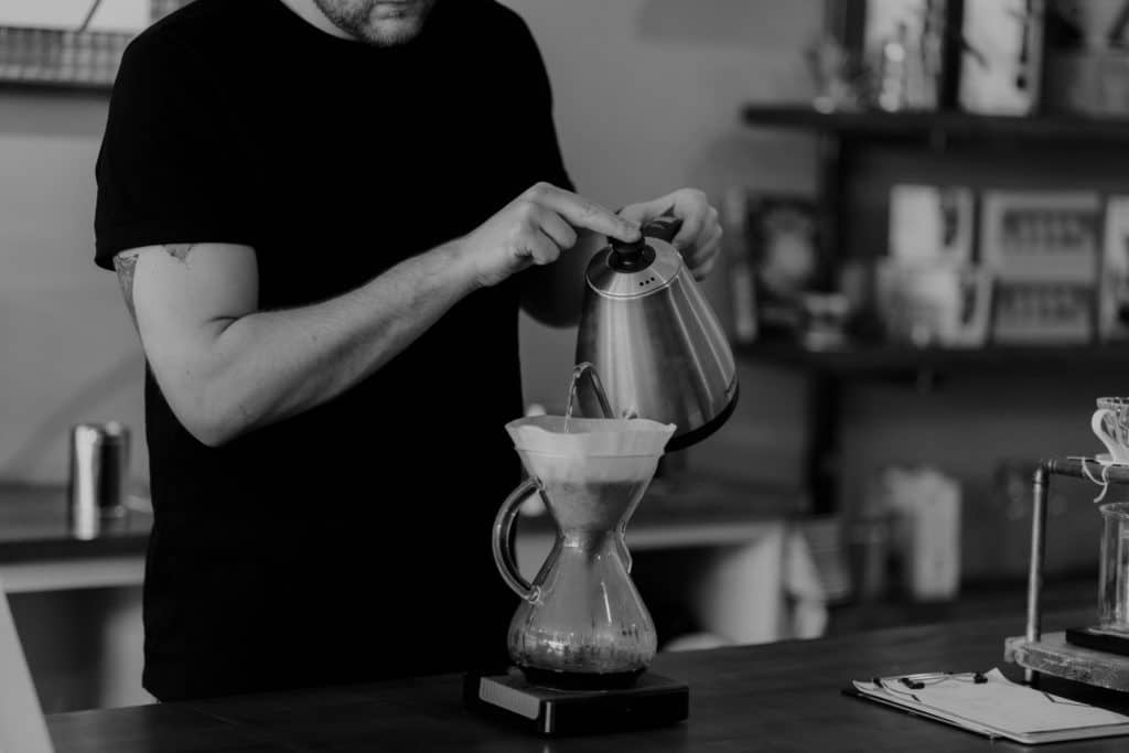 Un homme utilise sa chemex