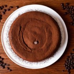 Un gateau au chocolat et au café vu depuis le dessus