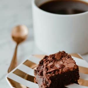 Brownies au café pour le goûter avec une cuillère doré