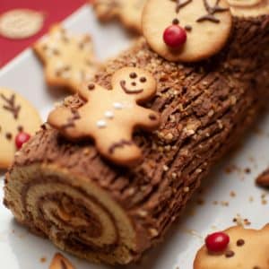 Bûche de Noel au café avec des biscuits