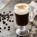 Irish Coffee servi dans un verre à pied