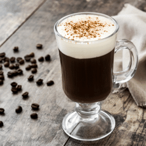 Irish Coffee servi dans un verre à pied