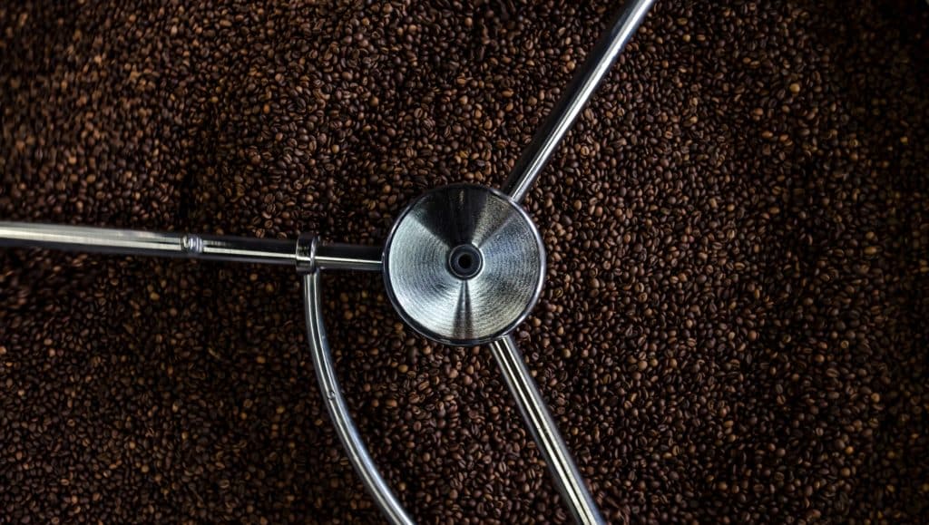 Grains de café dans une machine à moudre