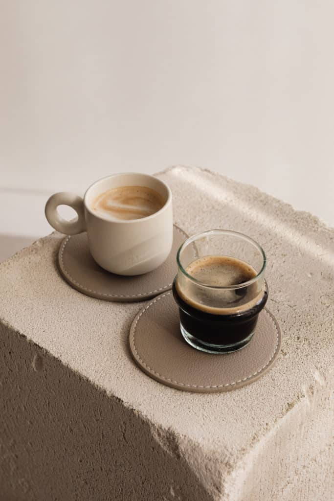 deux tasses de café, une en porcelaine et l'autre en verre