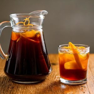 Une carafe de café cold brew aux zestes de citron
