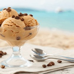 Une glace au café au bord d'une plage
