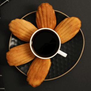 Des madeleines au café autour d'une tasse de café