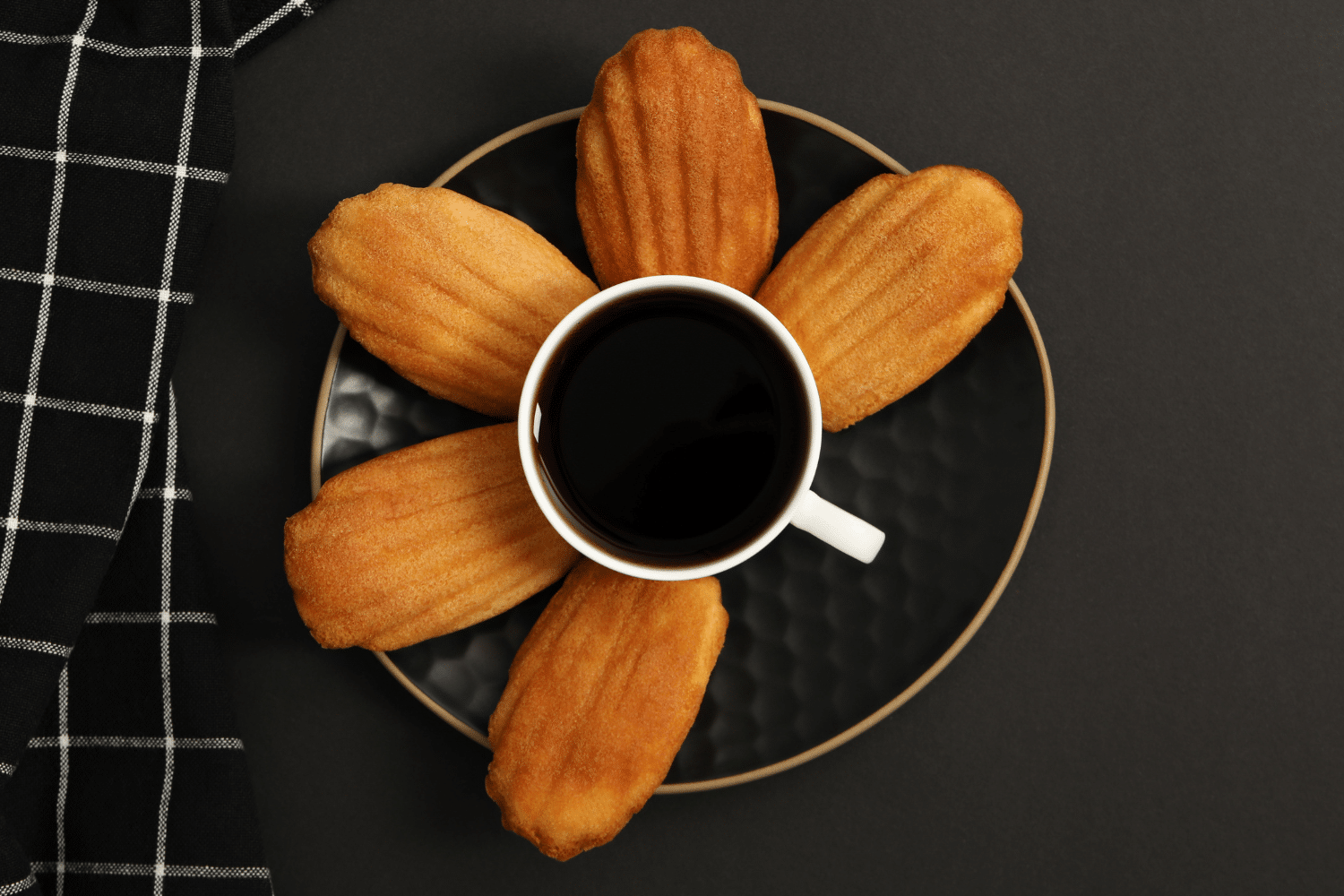 Comment réussir des madeleines au café parfumées à la fleur d'oranger
