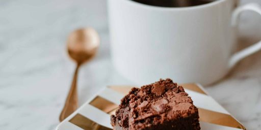 Brownies au café pour le goûter avec une cuillère doré