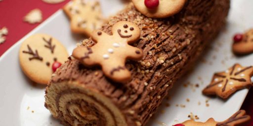 Bûche de Noel au café avec des biscuits