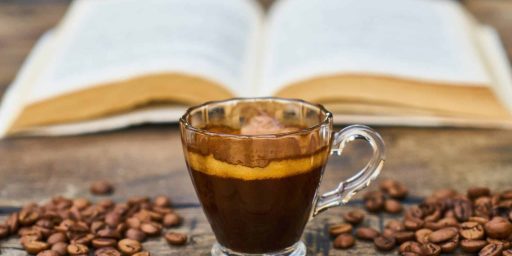 Un espresso devant un livre