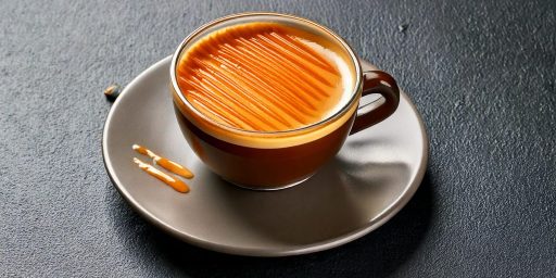 Un café espresso avec un topping caramel salé au-dessus. Image prise en studio