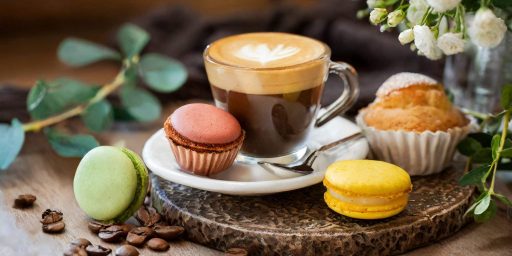 Un café gourmand avec des macarons et un muffin