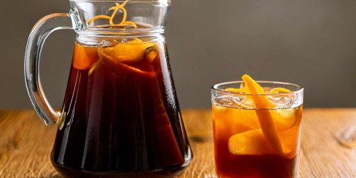 Une carafe de café cold brew aux zestes de citron