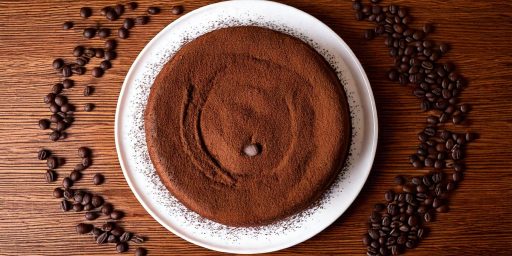Un gateau au chocolat et au café vu depuis le dessus