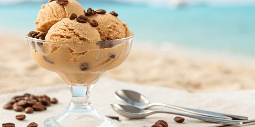 Une glace au café au bord d'une plage