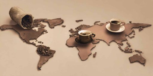 une carte du monde avec des tasses à café