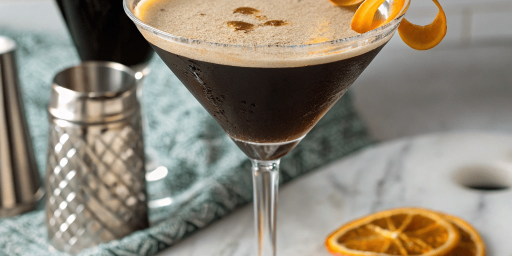 Un cocktail est posé sur une table