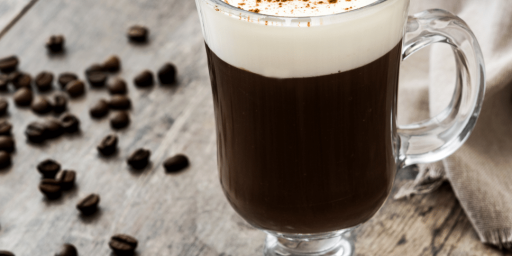 Irish Coffee servi dans un verre à pied