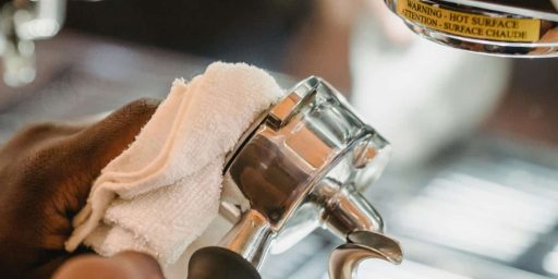 Nettoyage avec un chiffon de la machine à café