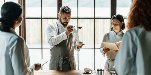 Un groupe de personne déguste du café